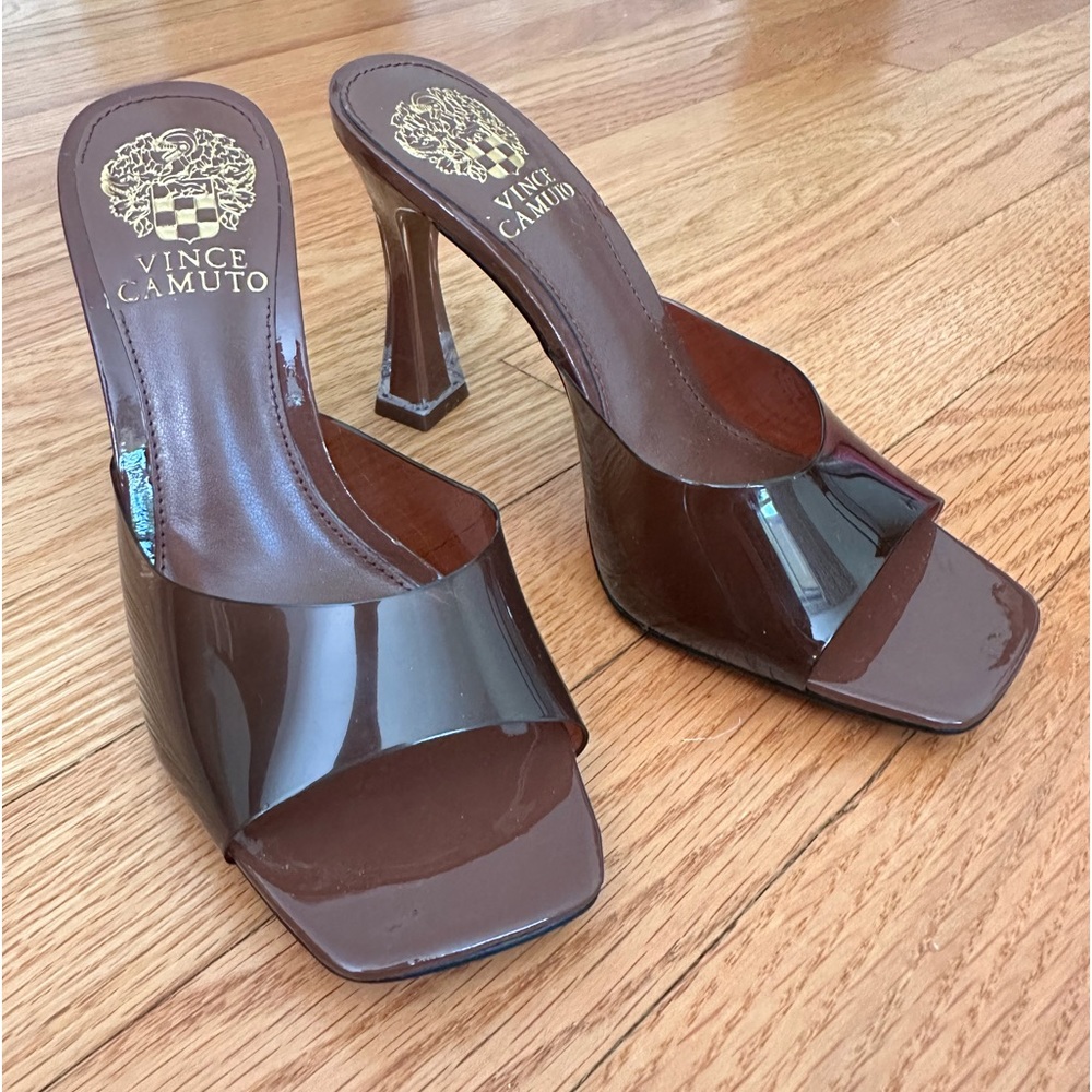 NWOT Vince Camuto Rendivi Sandal